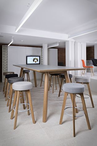 Centro-poser-table-with-high-stools-side-angle