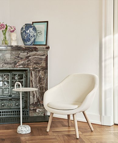 AAL 82 Lounge matt lacquered oak Olavi by HAY 01_Bowler cream white_Colour Vase