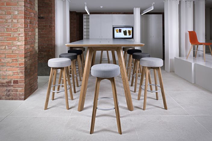 Centro-poser-table-with-high-stools-front