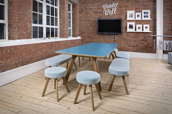 Centro-dining-table-benches-and-stool